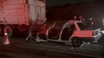 Gaziantep'te feci kaza: Otomobilin kamyona arkadan çarptığı kazada 3 kişi öldü
