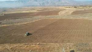 Erzincan Belediyesi uygulama tarlalarında ekim yaptı