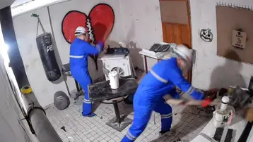 Her şey dahil stres evi. Bin liraya kırıp döküyorlar