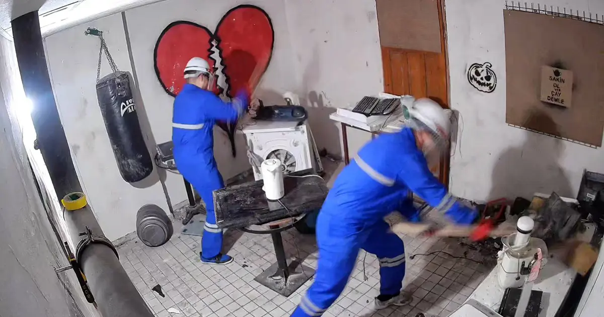 Her şey dahil stres evi. Bin lira verip istediğinizi kırabilirsiniz