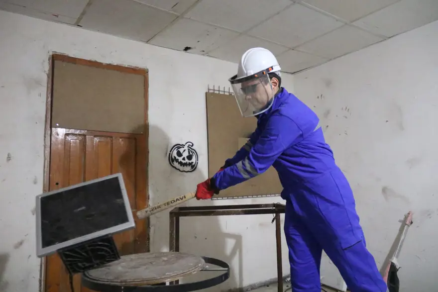 Her şey dahil stres evi. Bin liraya kırıp döküyorlar 