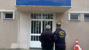 Manisa’da 27 yıl hapisle aranan dolandırıcı sahte kimlikle yakalandı