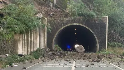 Artvin'de heyelan: Sarp Sınır Kapısı tüneli kapandı