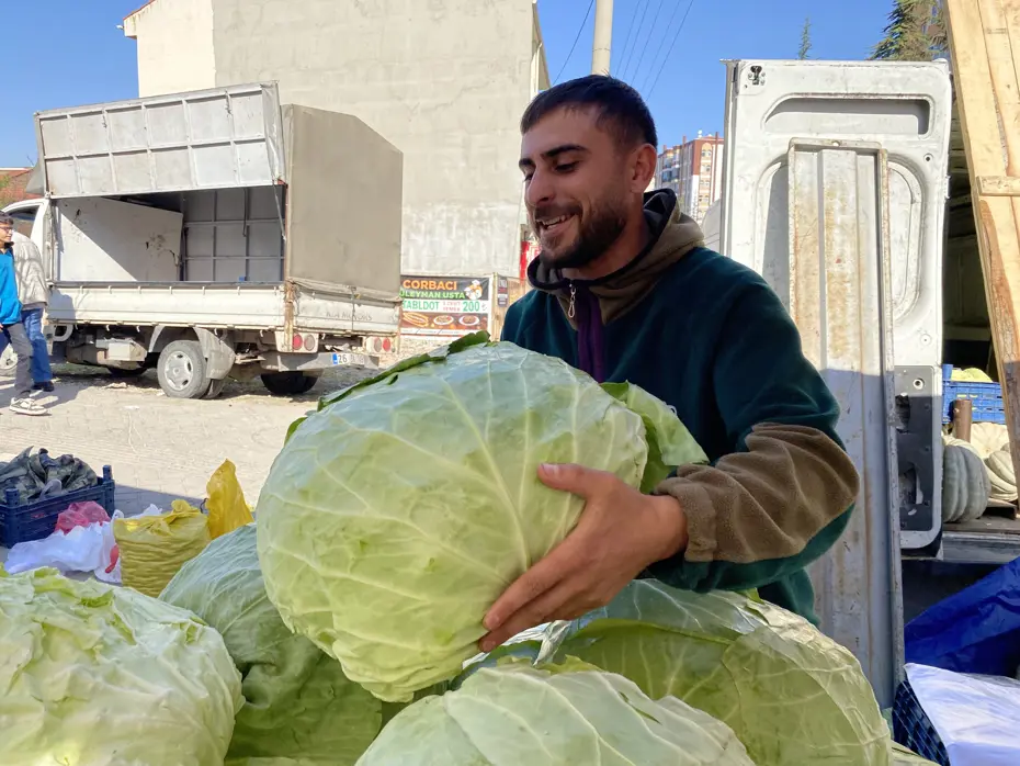 11 kiloluk devasa lahanalar ilgi gördü: Fiyatı 80 liradan başlıyor