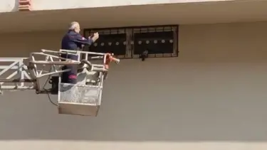 Demir korkulukta sıkışan güvercini itfaiye kurtardı 