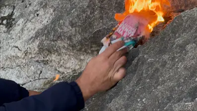 Suları çekilen gölde ilginç olay: Kayalıklar bir anda alev aldı 