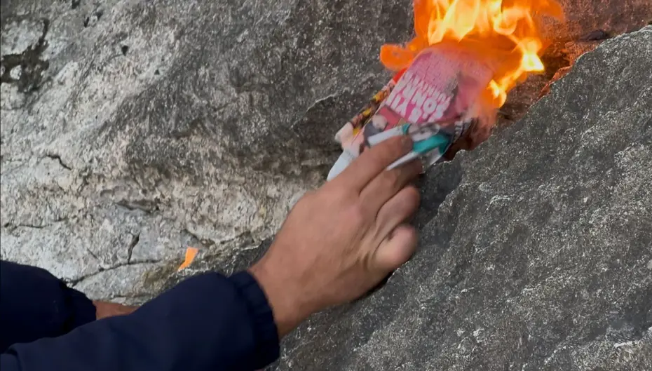 Suları çekilen gölde ilginç olay: Kayalıklar bir anda alev aldı 