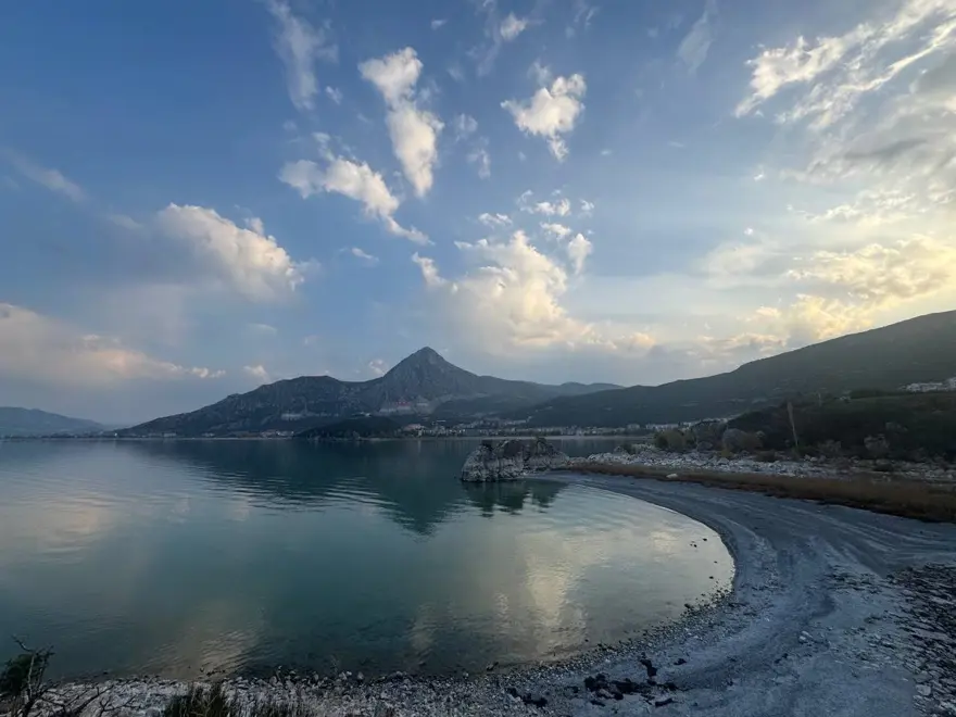 Suları çekilen gölde ilginç olay: Kayalıklar bir anda alev aldı  3