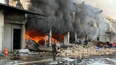 Adana'da 3 katlı hırdavat dükkanında yangın