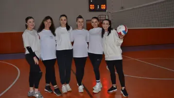 Kadın voleybol takımı erkeklere meydan okuyor: "Yedeğimiz yok"