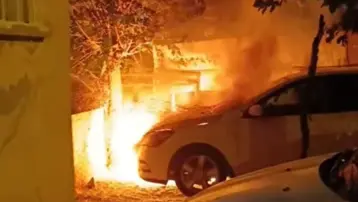 Batman'da park halindeki otomobil alev aldı 