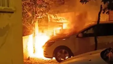 Batman'da park halindeki otomobil alev aldı 