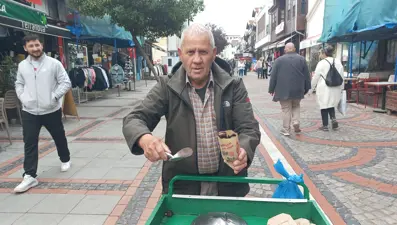 Yarım asırdır sokaklarda: 3 çocuğunu bu meslek sayesinde okuttu