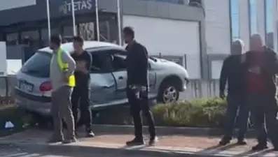 Otomobil yayalara çaptı: 1'i ağır 2 yaralı