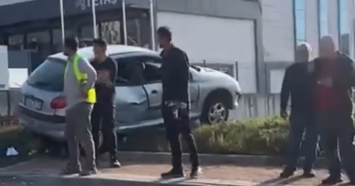 Otomobil yayalara çaptı: 1'i ağır 2 yaralı