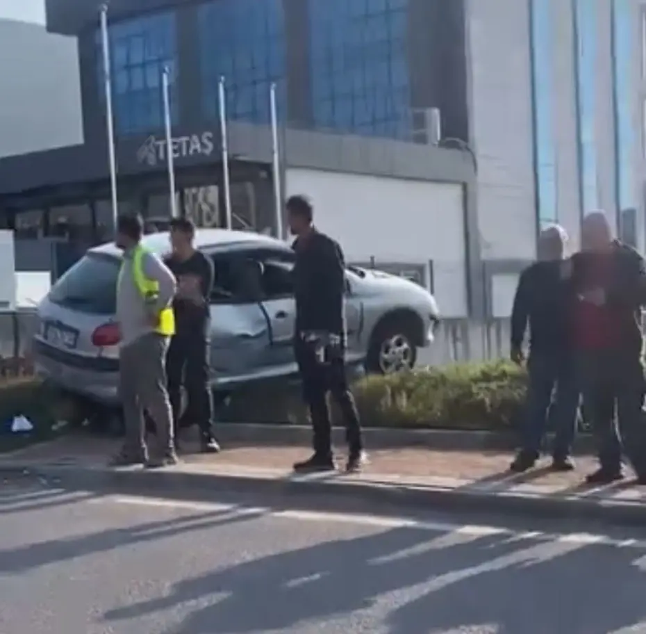 Otomobil yayalara çaptı: 1'i ağır 2 yaralı