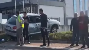 Otomobil yayalara çaptı: 1'i ağır 2 yaralı