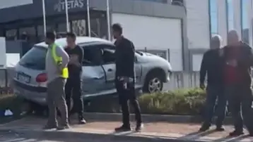 Otomobil yayalara çaptı: 1'i ağır 2 yaralı