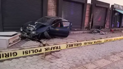 Kaldırımdaki çocuğa otomobil çarptı