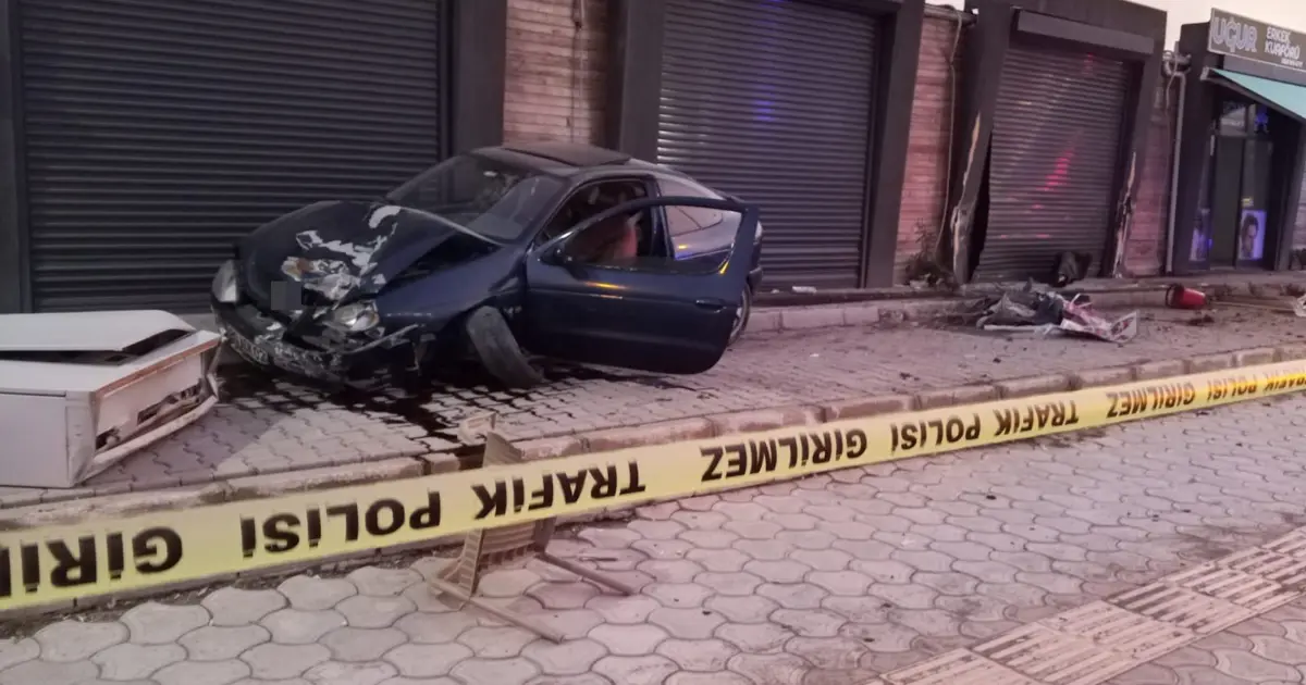 Kaldırımdaki çocuğa otomobil çarptı