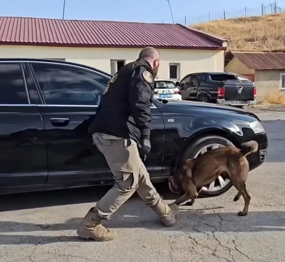 Otomobilde kilolarca uyuşturucu bulundu