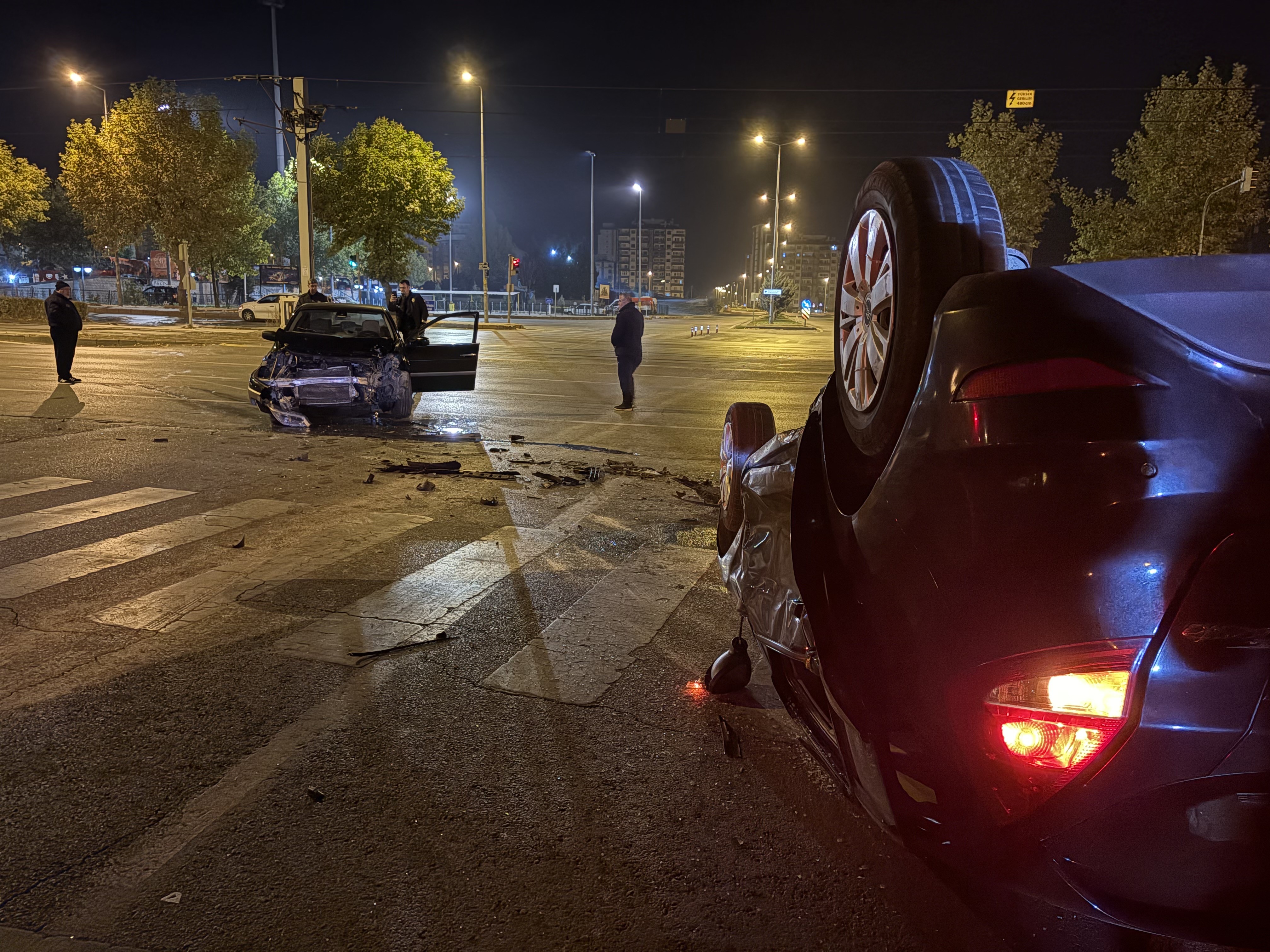 Kavşakta trafik kazası: Otomobil takla attı