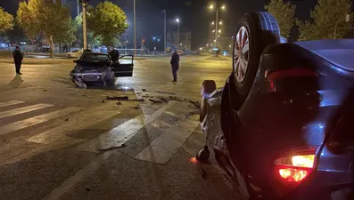 Kavşakta trafik kazası: Otomobil takla attı