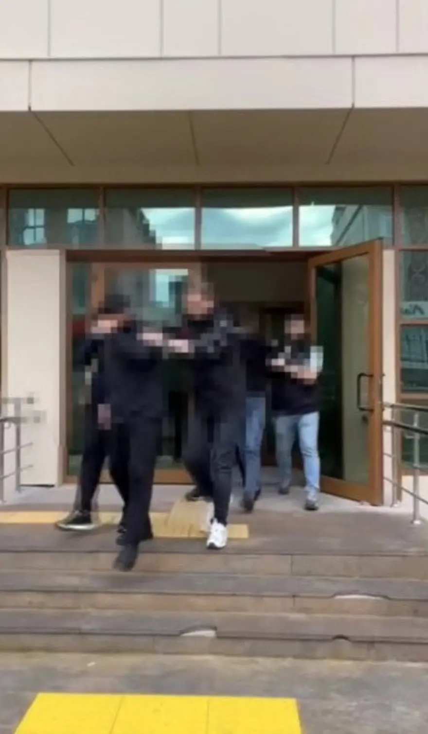 ÇOK SAYIDA KIYAFET ELE GEÇİRİLDİ 4