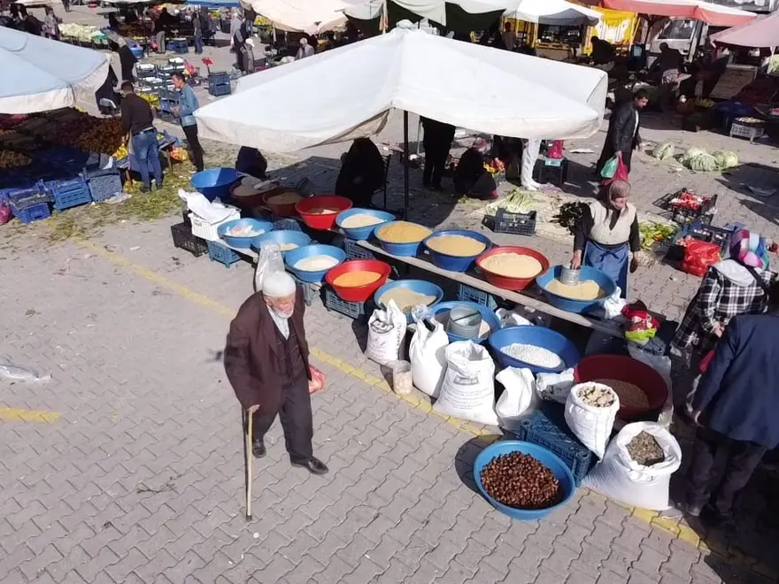 40 yıldır omuz omuza çalışıyorlar: 70 yaşındaki çift geçimini böyle sağlıyor 4