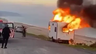 Çatalca’da alevler arasında kalan karavan küle döndü