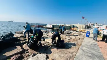 Doğaseverler Karşıyaka'da kıyı temizliği yaptı