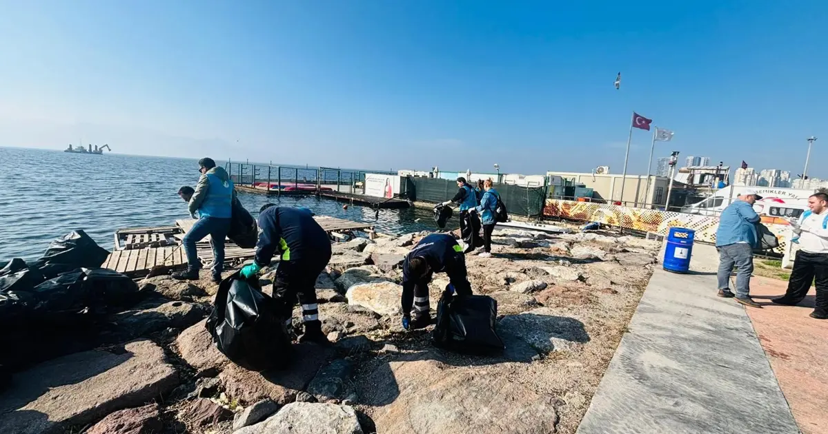 Doğaseverler Karşıyaka'da kıyı temizliği yaptı