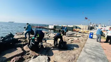 Doğaseverler Karşıyaka'da kıyı temizliği yaptı