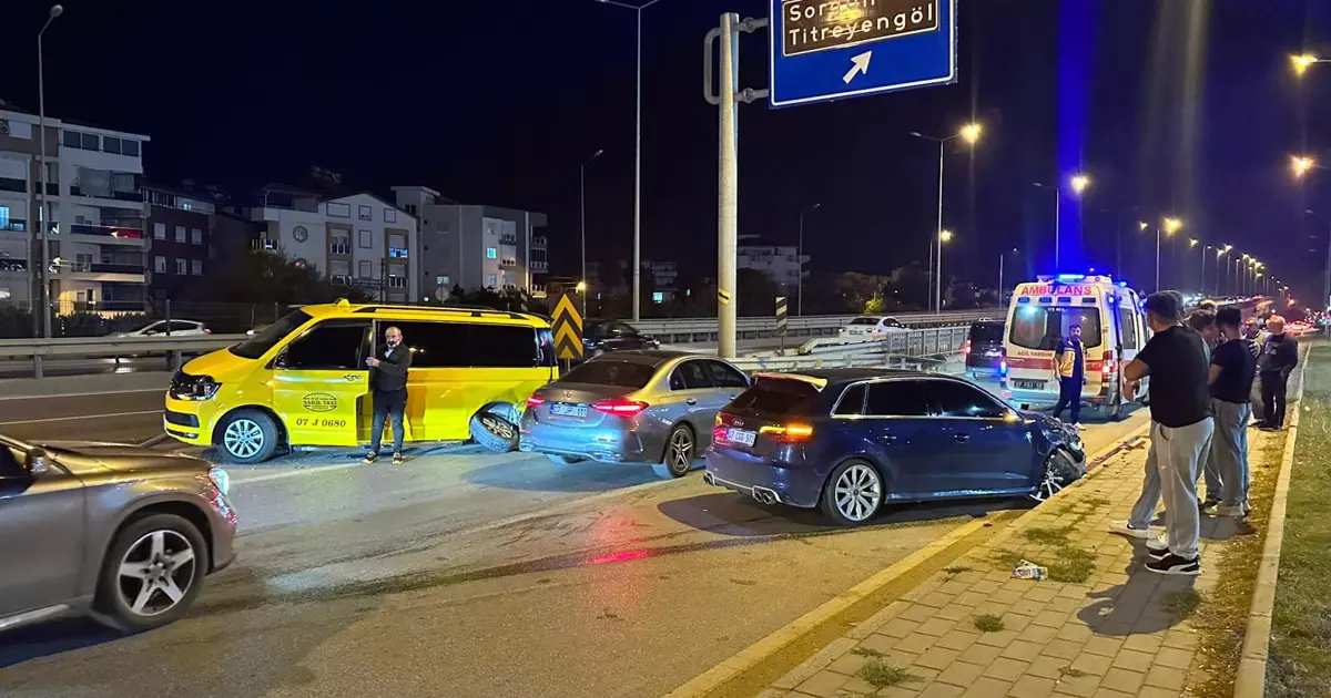 Manavgat’ta otomobil ile ticari taksi çarpıştı: 2 yaralı