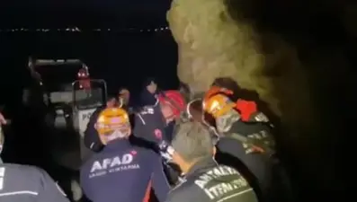 Antalya'da falezlerden düşen adamı itfaiye kurtardı