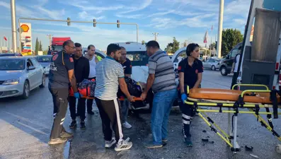 Kavşakta iki araç çarpıştı: 4 yaralı