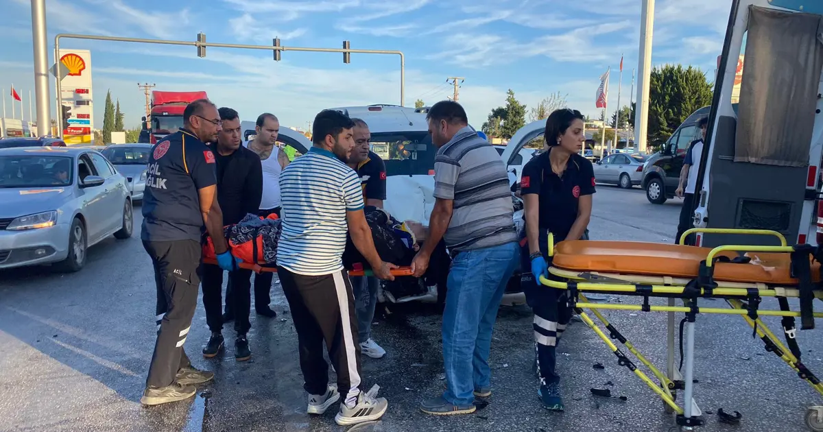 Kavşakta iki araç çarpıştı: 4 yaralı