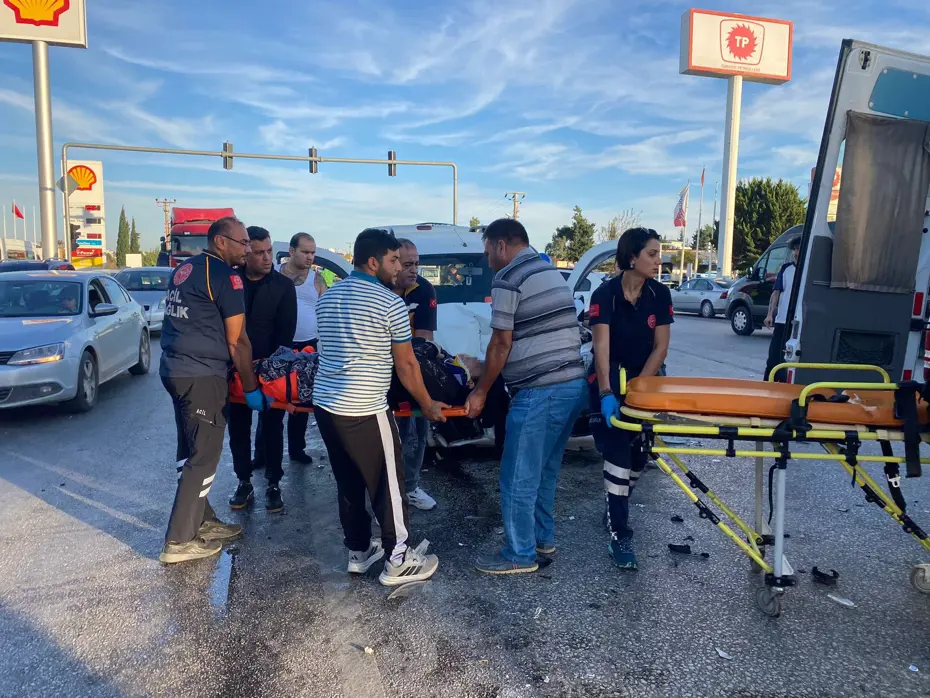 Kavşakta iki araç çarpıştı: 4 yaralı