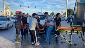 Kavşakta iki araç çarpıştı: 4 yaralı