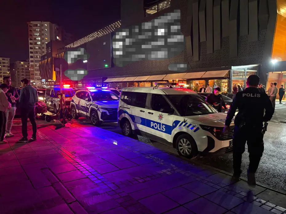 AVM parkında bıçaklı kavga çıktı: 1 yaralı