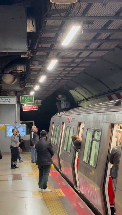 Durakta metronun üzerine çıktı, ortalığı birbirine kattı