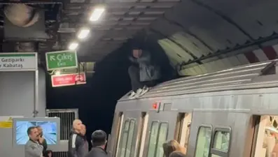Durakta metronun üzerine çıktı, ortalığı birbirine kattı