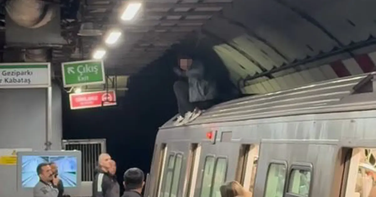 Durakta metronun üzerine çıktı, ortalığı birbirine kattı