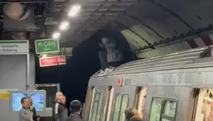 Durakta metronun üzerine çıktı, ortalığı birbirine kattı