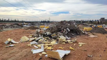 Boş arazi çöplüğe çevrildi: Hem çevre hem hava kirleniyor