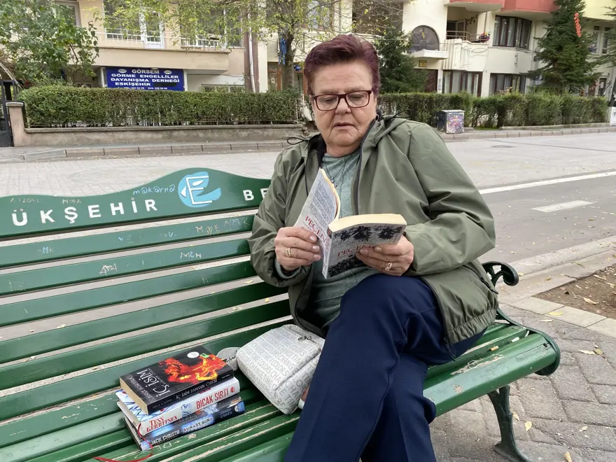 Tek gözü görmüyor ama her gün 300 sayfa kitap okuyor 