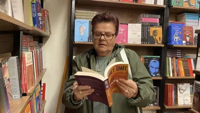 Tek gözü görmüyor ama her gün 300 sayfa kitap okuyor