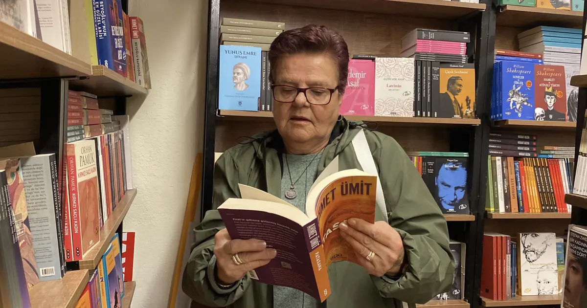 Tek gözü görmüyor ama her gün 300 sayfa kitap okuyor