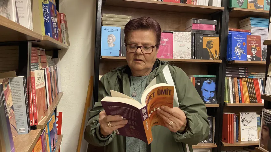 Tek gözü görmüyor ama her gün 300 sayfa kitap okuyor 3