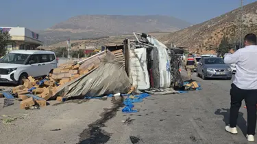 Freni arızalanan kamyon, ışıkta bekleyen 8 araca çarptı: 4 yaralı